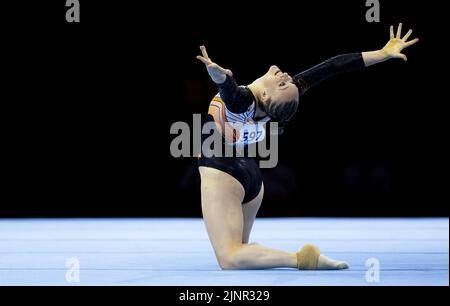 MÜNCHEN - Tisha Volleman im Einsatz beim Turnteam-Finale (f) am dritten Tag der Mehreuropameisterschaft. Die deutsche Stadt München wird 2022 eine kombinierte Europameisterschaft verschiedener Sportarten veranstalten. ANP IRIS VAN DEN BROEK Stockfoto