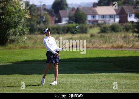 Die englische Georgia Hall spielt am dritten Tag der ISPS HANDA World Invitational im Galgorm Castle Golf Club in der Grafschaft Antrim, Nordirland, ihren zweiten Schuss auf das 5.-Loch. Bilddatum: Samstag, 13. August 2022. Stockfoto