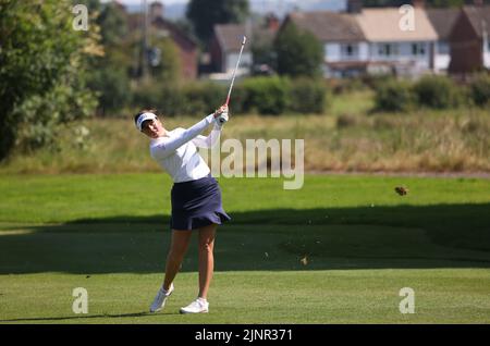 Die englische Georgia Hall spielt am dritten Tag der ISPS HANDA World Invitational im Galgorm Castle Golf Club in der Grafschaft Antrim, Nordirland, ihren zweiten Schuss auf das 5.-Loch. Bilddatum: Samstag, 13. August 2022. Stockfoto