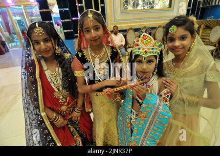 13. August 2022, Karkar dooma, Ost-Delhi, Indien: Hare Rama Hare Krishna-Anhänger in Radha krishna dressupperting dance in the Kirtan (Mass god Pray as Spiritual Song and Dance) during on the iskcon followers feierten lord Krishna birthday as janamashtmi, in East Delhi on saturday (Bildquelle: © Ravi Batra/ZUMA Pressdraht) Stockfoto