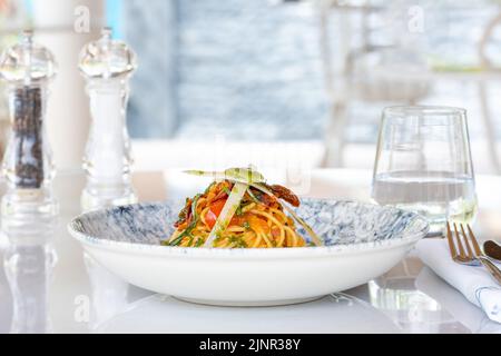 Spaghetti mit einer würzigen Sauce, Chili, Pfeffer und geriebenem Parmesan Stockfoto