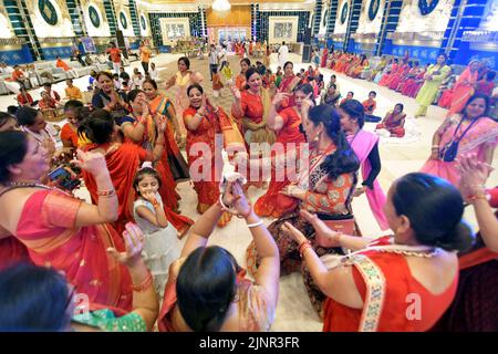 13. August 2022, Karkar dooma, Ost-Delhi, Indien: Hare Rama Hare Krishna-Anhänger, die im Kirtan (Mass god Pray as Spiritual Song and Dance) tanzen, während auf den iskcon-Anhängern, die Lord Krishna als janamashtmi feiern, am samstag in Ost-Delhi (Bildquelle: © Ravi Batra/ZUMA Press Wire) Stockfoto