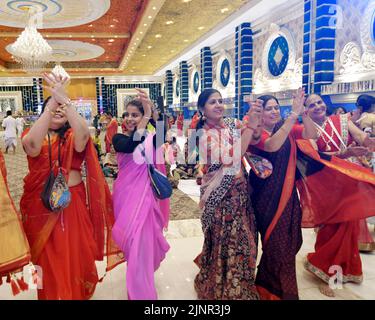 13. August 2022, Karkar dooma, Ost-Delhi, Indien: Hare Rama Hare Krishna-Anhänger, die im Kirtan (Mass god Pray as Spiritual Song and Dance) tanzen, während auf den iskcon-Anhängern, die Lord Krishna als janamashtmi feiern, am samstag in Ost-Delhi (Bildquelle: © Ravi Batra/ZUMA Press Wire) Stockfoto