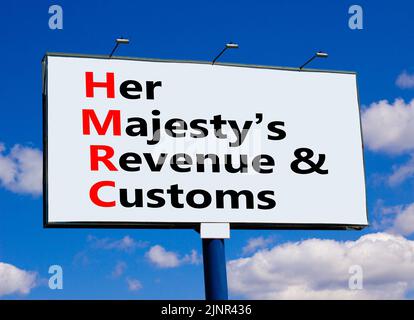 HMRC her majestys Einkommens- und Zollsymbol. Konzept Worte HMRC her majestys Einnahmen und Zoll auf der Plakatwand gegen blauen Himmel und Wolken. Geschäftlich H Stockfoto
