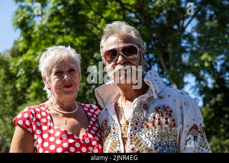 Bad Nauheim, Deutschland. 13. August 2022. Gabi und Uwe Wichmann aus Köln sind zu Gast beim European Elvis Festival. Das Festival findet in diesem Jahr zum 20.. Mal in Bad Nauheim statt. Presley war von Oktober 1958 bis März 1960 als Soldat in Friedberg stationiert und lebte in Bad Nauheim. Quelle: Hannes P. Albert/dpa/Alamy Live News Stockfoto