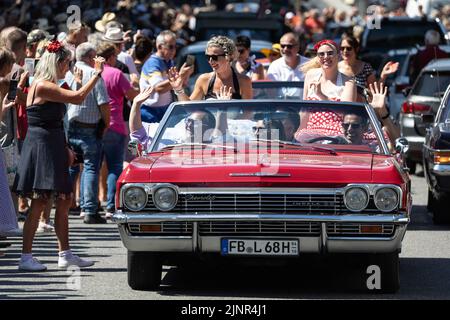 Bad Nauheim, Deutschland. 13. August 2022. Oldtimer fahren bei den 'Classic Cars on Tour' beim European Elvis Festival hoch. Das Festival findet in diesem Jahr zum 20.. Mal in Bad Nauheim statt. Presley war von Oktober 1958 bis März 1960 als Soldat in Friedberg stationiert und lebte in Bad Nauheim. Quelle: Hannes P. Albert/dpa/Alamy Live News Stockfoto