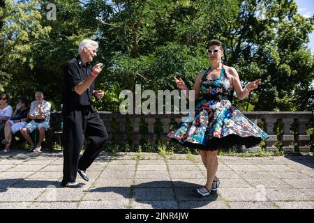 Bad Nauheim, Deutschland. 13. August 2022. Ein Paar tanzt beim European Elvis Festival. Das Festival findet in diesem Jahr zum 20.. Mal in Bad Nauheim statt. Presley war von Oktober 1958 bis März 1960 als Soldat in Friedberg stationiert und lebte in Bad Nauheim. Quelle: Hannes P. Albert/dpa/Alamy Live News Stockfoto