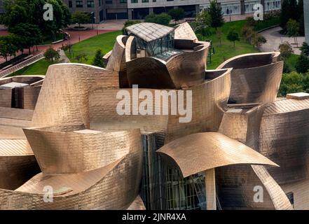 BILBAO, SPANIEN - 9. SEPTEMBER 2019: Detailansicht des Guggenheim Museums in Bilbao, Biskaya, Baskenland, Spanien Stockfoto