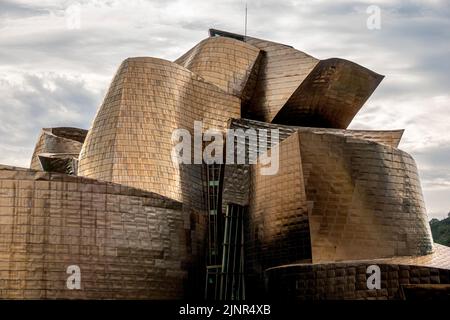 BILBAO, SPANIEN - 9. SEPTEMBER 2019: Detailansicht des Guggenheim Museums in Bilbao, Biskaya, Baskenland, Spanien Stockfoto