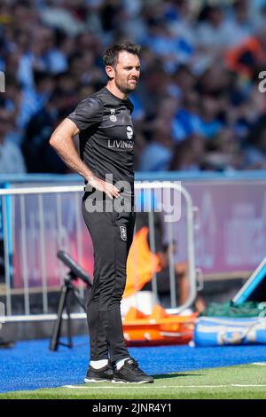 Huddersfield, Großbritannien. 13. August 2022. Danny Schofield Manager von Huddersfield Town sieht das Spiel in Huddersfield, Vereinigtes Königreich am 8/13/2022. (Foto von Steve Flynn/News Images/Sipa USA) Quelle: SIPA USA/Alamy Live News Stockfoto