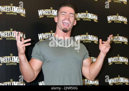 Los Angeles, USA. 11. August 2022. LOS ANGELES - 11. AUGUST: Theorie bei der WrestleMania Launch Party im SoFi Stadium am 11. August 2022 in Los Angeles, CA (Foto von Katrina Jordan/Sipa USA) Quelle: SIPA USA/Alamy Live News Stockfoto