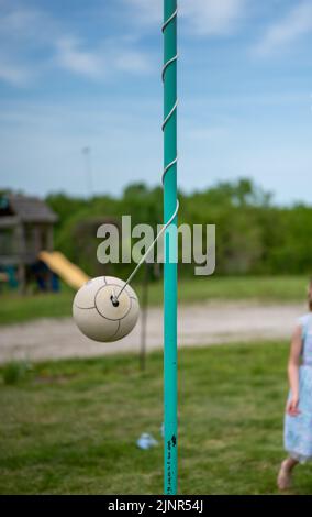 Tetherball sitzt untätig neben der Stange in einem Hinterhof. Stockfoto