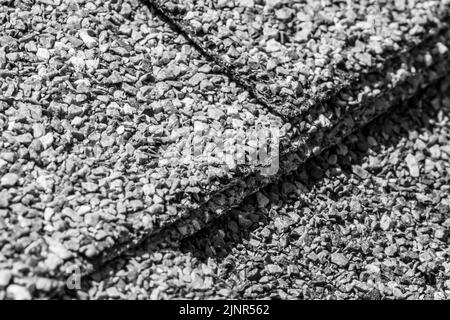 Makro von Asphalt Schindel geschichteten Naht auf einem Wohnhaus. Stockfoto
