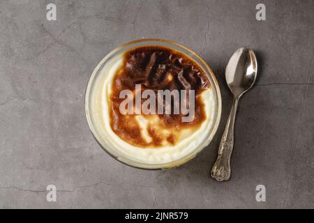Traditionelle türkische Dessertbäckerei Reispudding Türkischer Name Fırın Sutlac in Glasschale Stockfoto