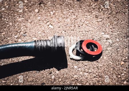 Die neue Gummidichtung wird in einer Innenverbindung des Gartenschlauchs ausgetauscht, um eine wasserdichte Kupplung zu haben. Stockfoto