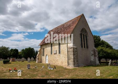 Blick auf die St. Wilfrid's Chapel in der Church Norton West Sussex England Stockfoto