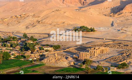 Eine Luftaufnahme des Ramesseum am Westufer von Luxor, Ägypten Stockfoto