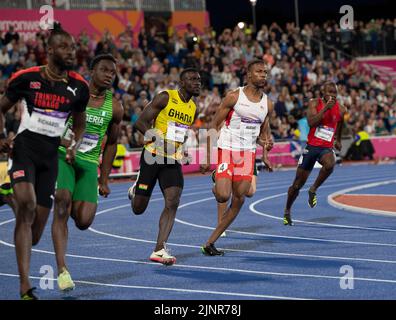 Joseph Paul Amoah aus Ghana und Zharnel Hughes aus England, die bei den Commonwealth Games im Alexander Stadium, Birmingham, im Herrenfinale 200m gegeneinander antreten, Stockfoto