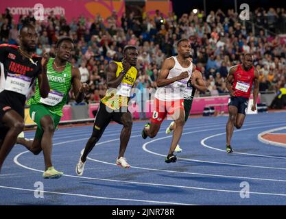 Joseph Paul Amoah aus Ghana und Zharnel Hughes aus England, die bei den Commonwealth Games im Alexander Stadium, Birmingham, im Herrenfinale 200m gegeneinander antreten, Stockfoto