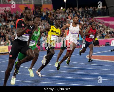 Joseph Paul Amoah aus Ghana und Zharnel Hughes aus England, die bei den Commonwealth Games im Alexander Stadium, Birmingham, im Herrenfinale 200m gegeneinander antreten, Stockfoto