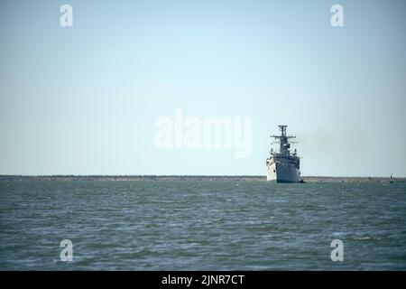 Graues modernes Kriegsschiff, das in stillem Wasser segelt. Stockfoto