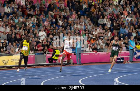 Joseph Paul Amoah aus Ghana, Zharnel Hughes aus England und Shajar Abbas aus Pakistan traten im Finale der Männer 200m bei den Commonwealth Games bei Alex an Stockfoto