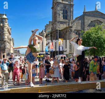 EDINBURGH FESTIVAL AM RANDE DER 2022 ROYAL MILE GYMNASTIK DURCH DIE AKROBATEN DER GRUPPE BOOM Stockfoto