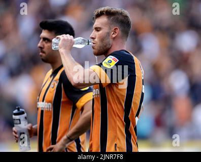 Callum Elder von Hull City trinkt Wasser aus einer Flasche während einer Getränkepause beim Sky Bet Championship-Spiel im MKM-Stadion, Hull. Bilddatum: Samstag, 13. August 2022. Stockfoto