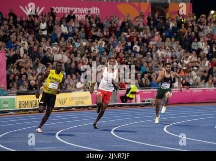 Joseph Paul Amoah aus Ghana, Zharnel Hughes aus England und Shajar Abbas aus Pakistan traten im Finale der Männer 200m bei den Commonwealth Games bei Alex an Stockfoto