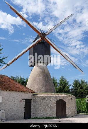 Le Moulin St Jacques, eine frühe nordafrikanische Windmühle, die in Frankreich importiert und rekonstruiert wurde Stockfoto