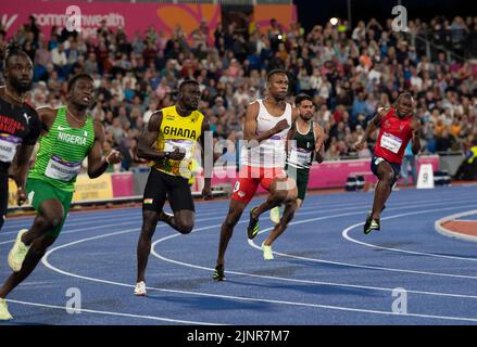 Joseph Paul Amoah aus Ghana und Zharnel Hughes aus England, die bei den Commonwealth Games im Alexander Stadium, Birmingham, im Herrenfinale 200m gegeneinander antreten, Stockfoto