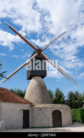 Le Moulin St Jacques, eine frühe nordafrikanische Windmühle, die in Frankreich importiert und rekonstruiert wurde Stockfoto