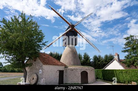 Le Moulin St Jacques, eine frühe nordafrikanische Windmühle, die in Frankreich importiert und rekonstruiert wurde Stockfoto