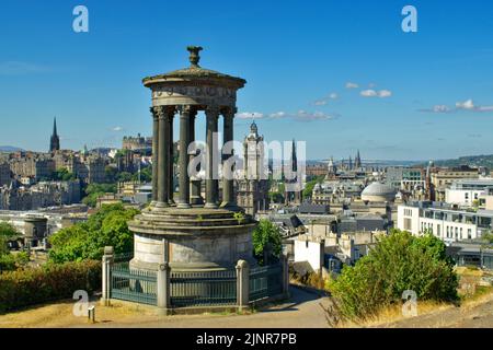 EDINBURGH SCHOTTLAND CALTON HILL DAS DUGALD STEWART MEMORIAL MIT BLICK AUF DIE SKYLINE DER STADT AN EINEM HEISSEN TAG IM SOMMER Stockfoto