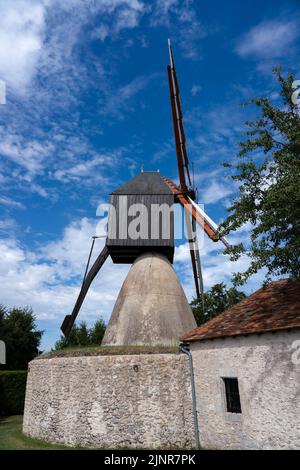 Le Moulin St Jacques, eine frühe nordafrikanische Windmühle, die in Frankreich importiert und rekonstruiert wurde Stockfoto