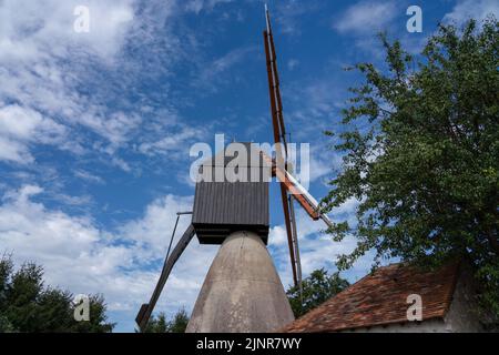 Le Moulin St Jacques, eine frühe nordafrikanische Windmühle, die in Frankreich importiert und rekonstruiert wurde Stockfoto