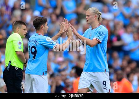 Manchester, Großbritannien. 13. August 2022. Erling Haaland #9 aus Manchester City wird in der 74.-minütigen durch Julian Alvarez #19 aus Manchester City in Manchester, Großbritannien am 8/13/2022 ersetzt. (Foto von Conor Molloy/News Images/Sipa USA) Quelle: SIPA USA/Alamy Live News Stockfoto