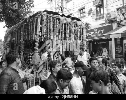 Neu-Delhi, Indien Juli 01 2022 - Eine riesige Versammlung von Anhängern aus verschiedenen Teilen von Delhi anlässlich der ratha yatra oder rathyatra. Rath für Lord Stockfoto