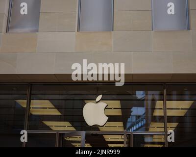 Basel, Schweiz - Juli 4 2022: Apple Store Logo am Eingang zum Apple Store in Basel. Stockfoto