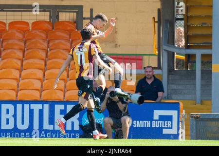 Bradford, Großbritannien. 13. August 2022. Richie Smallwood von Bradford City (r) feiert, nachdem er seinen Teams 1. Tor erzielt hat. EFL Skybet Football League Two Match, Bradford City gegen Newport County im University of Bradford Stadium in Bradford, Yorkshire, am Samstag, 13.. August 2022. Dieses Bild darf nur für redaktionelle Zwecke verwendet werden. Nur zur redaktionellen Verwendung, Lizenz für kommerzielle Nutzung erforderlich. Keine Verwendung in Wetten, Spielen oder Publikationen eines einzelnen Clubs/einer Liga/eines einzelnen Spielers.Bild: Andrew Orchard Sports Photography/Alamy Live News Stockfoto