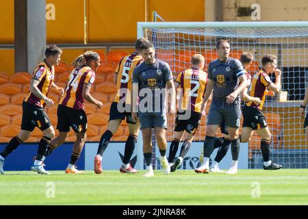 Bradford, Großbritannien. 13. August 2022. Richie Smallwood von Bradford City (r) feiert, nachdem er seinen Teams 1. Tor erzielt hat. EFL Skybet Football League Two Match, Bradford City gegen Newport County im University of Bradford Stadium in Bradford, Yorkshire, am Samstag, 13.. August 2022. Dieses Bild darf nur für redaktionelle Zwecke verwendet werden. Nur zur redaktionellen Verwendung, Lizenz für kommerzielle Nutzung erforderlich. Keine Verwendung in Wetten, Spielen oder Publikationen eines einzelnen Clubs/einer Liga/eines einzelnen Spielers.Bild: Andrew Orchard Sports Photography/Alamy Live News Stockfoto