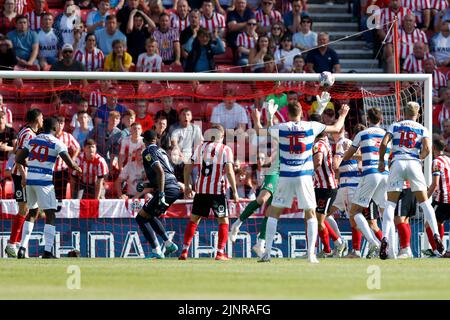 Seny Dieng von Queens Park Rangers erzielt beim Sky Bet Championship-Spiel im Stadium of Light, Sunderland, das zweite Tor ihrer Seite. Bilddatum: Samstag, 13. August 2022. Stockfoto