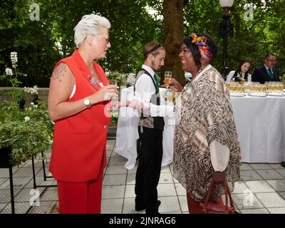 Rustie Lee & Caroline Monk beim Mittagessen zum 75.. Geburtstag der Herzogin von Cornwall Stockfoto