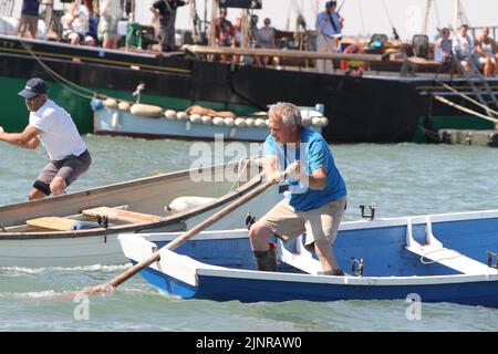 West Mersea, Großbritannien. 13. August 2022. Die West Mersea Regatta findet auf Mersea Island statt. Die Regatta wird seit 1838 fast ununterbrochen durchgeführt und wird von Freiwilligen organisiert. Das Skullace der Männer. Kredit: Eastern Views/Alamy Live Nachrichten Stockfoto