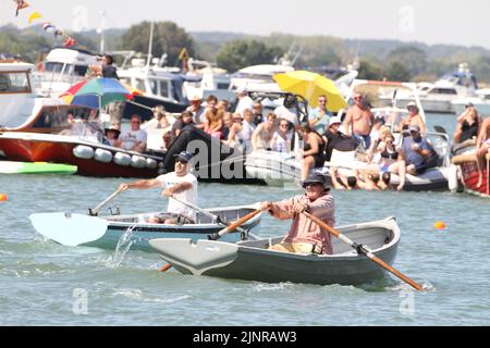 West Mersea, Großbritannien. 13. August 2022. Die West Mersea Regatta findet auf Mersea Island statt. Die Regatta wird seit 1838 fast ununterbrochen durchgeführt und wird von Freiwilligen organisiert. Ruderwettkämpfer. Kredit: Eastern Views/Alamy Live Nachrichten Stockfoto