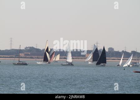 West Mersea, Großbritannien. 13. August 2022. Die West Mersea Regatta findet auf Mersea Island statt. Die Regatta wird seit 1838 fast ununterbrochen durchgeführt und wird von Freiwilligen organisiert. Das Segeln beginnt. Kredit: Eastern Views/Alamy Live Nachrichten Stockfoto