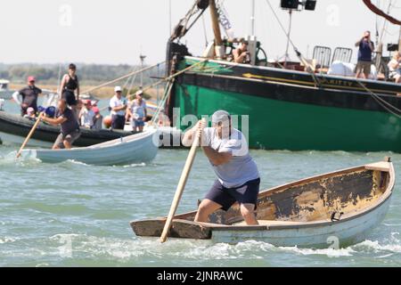 West Mersea, Großbritannien. 13. August 2022. Die West Mersea Regatta findet auf Mersea Island statt. Die Regatta wird seit 1838 fast ununterbrochen durchgeführt und wird von Freiwilligen organisiert. Das Skullace der Männer. Kredit: Eastern Views/Alamy Live Nachrichten Stockfoto