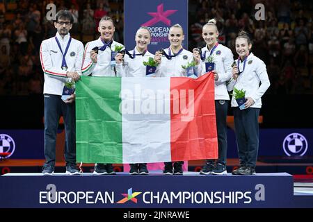 Olympiahalle, München, Italien, 13. August 2022, Team Italien Giorgia Villa Martina Maggio Asia D'Amato Angela Andreoli Alice D'Amato GOLDMEDAILLE während der Europameisterschaft der Artistic Gymnastics der Frauen - Finale der Senior Women’s Team - Gymnastik Stockfoto