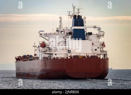 Frachtschiff auf dem Meer Stockfoto