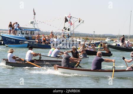 West Mersea, Großbritannien. 13. August 2022. Die West Mersea Regatta findet auf Mersea Island statt. Die Regatta wird seit 1838 fast ununterbrochen durchgeführt und wird von Freiwilligen organisiert. Das strenge erste Rennen. Kredit: Eastern Views/Alamy Live Nachrichten Stockfoto